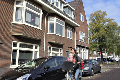 853556 Gezicht op de voorgevels van de huizen Herenweg 24 (links)- 28 te Utrecht.